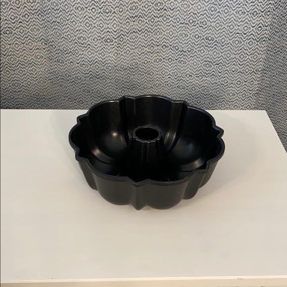 Nordic Ware 6-cup Bundt Pan - Picture 5 of 6